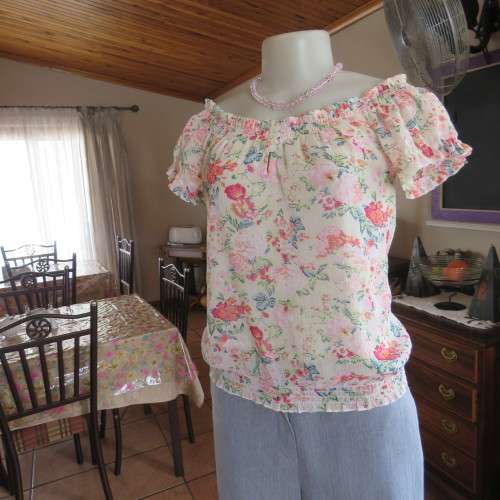 Floral sheer crinkled polyester top with wide round neckline and bell sleeves. Size 30/6 by NEW WAVE