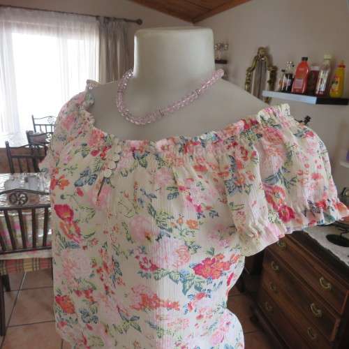 Floral sheer crinkled polyester top with wide round neckline and bell sleeves. Size 30/6 by NEW WAVE