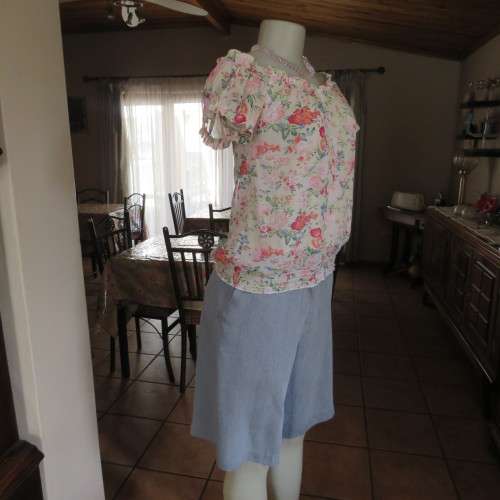 Floral sheer crinkled polyester top with wide round neckline and bell sleeves. Size 30/6 by NEW WAVE