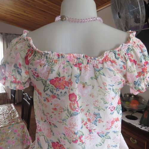 Floral sheer crinkled polyester top with wide round neckline and bell sleeves. Size 30/6 by NEW WAVE