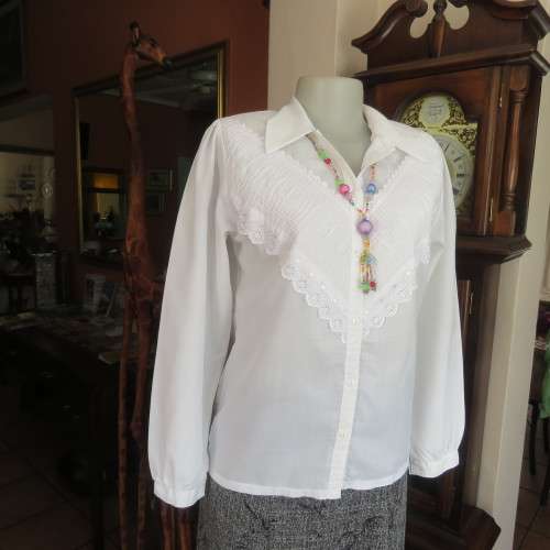 Fabulous white vintage  blouse with button down front .Lace and stitch decoration front.Size 36/12