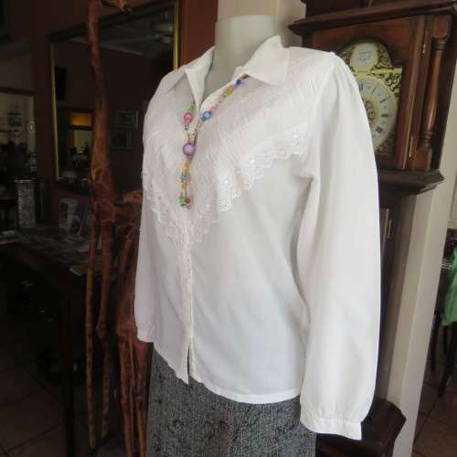 Fabulous white vintage  blouse with button down front .Lace and stitch decoration front.Size 36/12