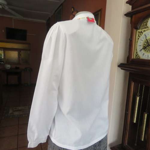 Fabulous white vintage  blouse with button down front .Lace and stitch decoration front.Size 36/12