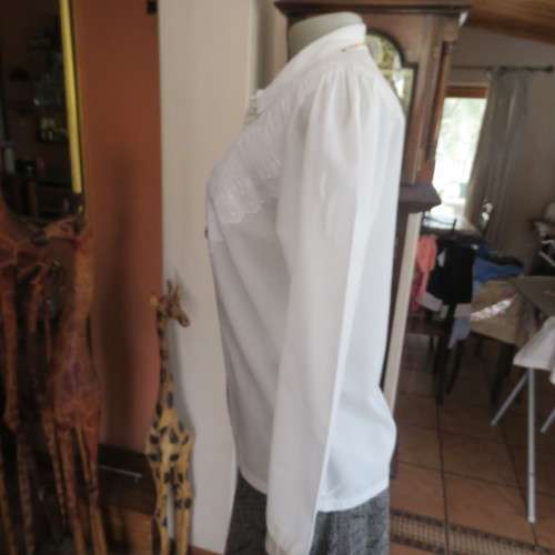 Fabulous white vintage  blouse with button down front .Lace and stitch decoration front.Size 36/12