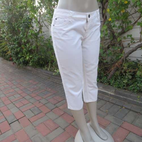 Seriously sexy white denim cropped pants by NEWS in size 38/14. In stretch polycotton. Low rise.