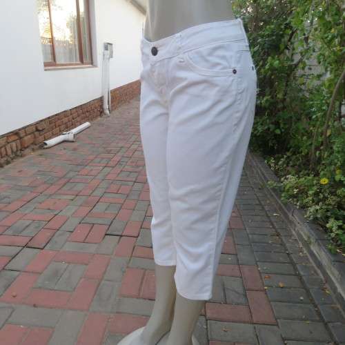 Seriously sexy white denim cropped pants by NEWS in size 38/14. In stretch polycotton. Low rise.