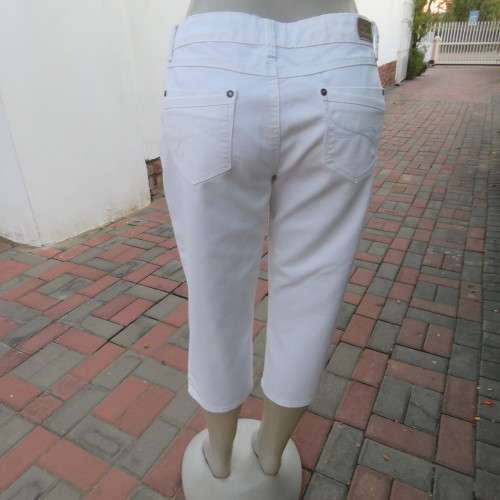 Seriously sexy white denim cropped pants by NEWS in size 38/14. In stretch polycotton. Low rise.