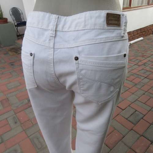 Seriously sexy white denim cropped pants by NEWS in size 38/14. In stretch polycotton. Low rise.