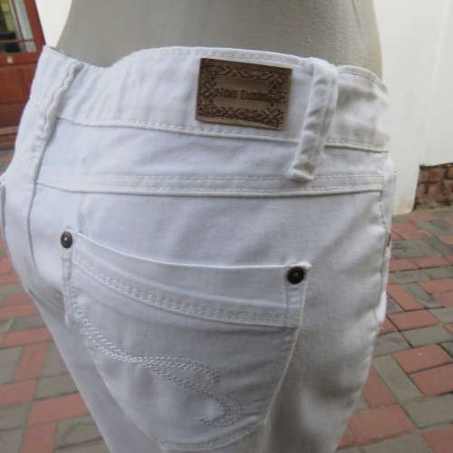Seriously sexy white denim cropped pants by NEWS in size 38/14. In stretch polycotton. Low rise.