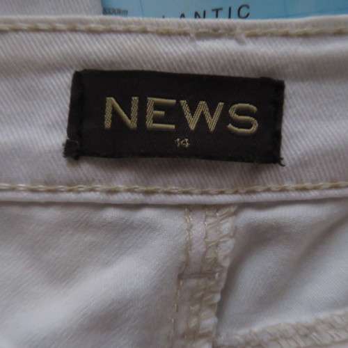Seriously sexy white denim cropped pants by NEWS in size 38/14. In stretch polycotton. Low rise.