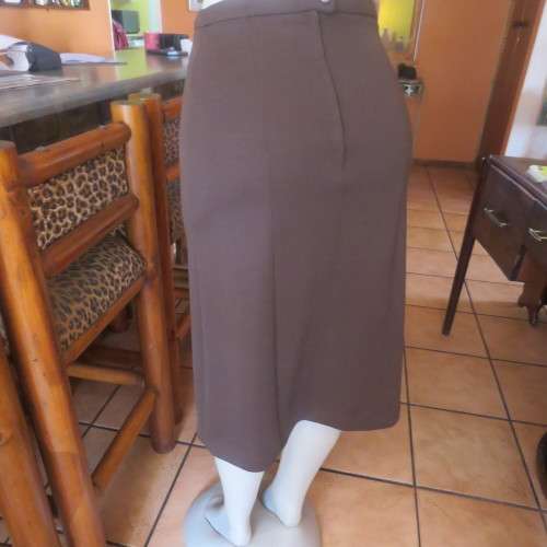 Elegant 80`s choc. brown paneled skirt in jersey size 32 by JENNY- LYNN.Calf length. As new