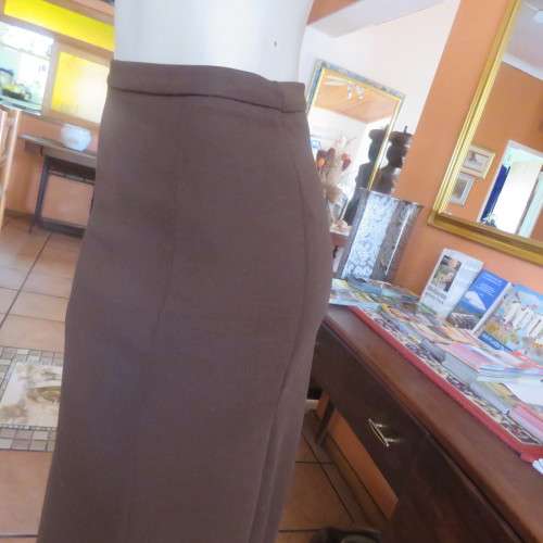 Elegant 80`s choc. brown paneled skirt in jersey size 32 by JENNY- LYNN.Calf length. As new