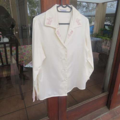 Rich cream long sleeve pyjama top with dainty pink embroidery. Size 32/8 by Foshini.New cond.