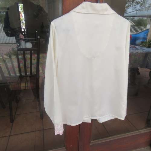 Rich cream long sleeve pyjama top with dainty pink embroidery. Size 32/8 by Foshini.New cond.