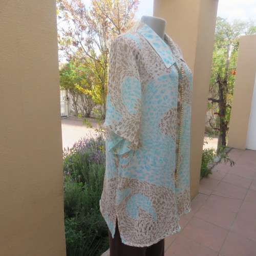 Smart button down top in animal print and blue pattern size 48 to 50 by JUDY`S PRIDE. Slitted sides.