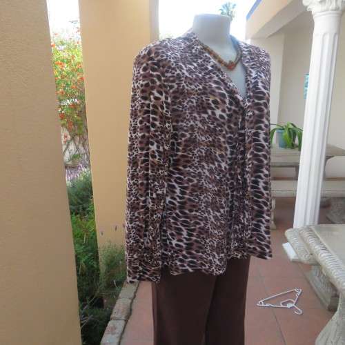 Soft and comfy polyester stretch top in animal print. Butt down with banded tie collar. Size 44/20