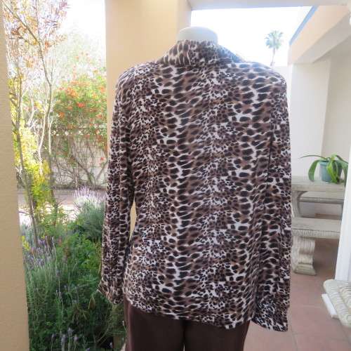 Soft and comfy polyester stretch top in animal print. Butt down with banded tie collar. Size 44/20