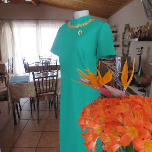 Vintage crimplene dress for special occasion in emerald green by boutique in size 38/14. New cond.