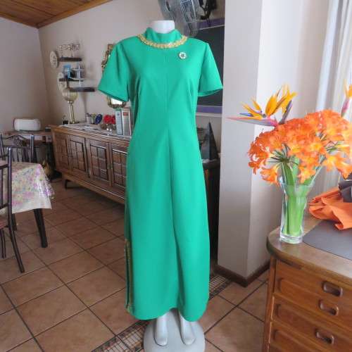 Vintage crimplene dress for special occasion in emerald green by boutique in size 38/14. New cond.