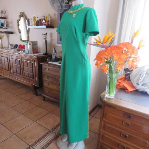 Vintage crimplene dress for special occasion in emerald green by boutique in size 38/14. New cond.
