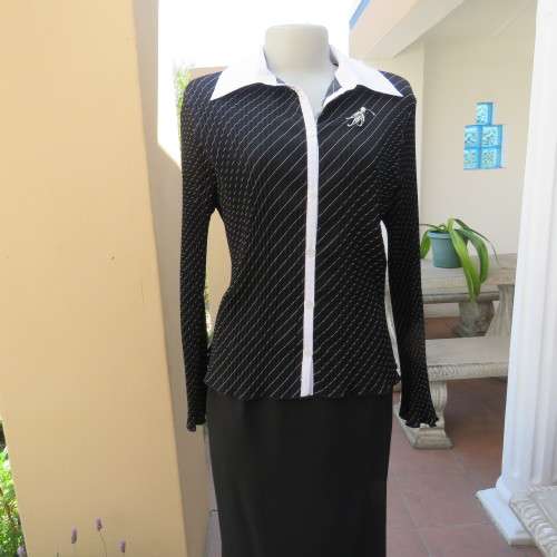 Elegant permanent pleated black top with thin diagonal stripes. Long sleeves. Size 38/14. As new.