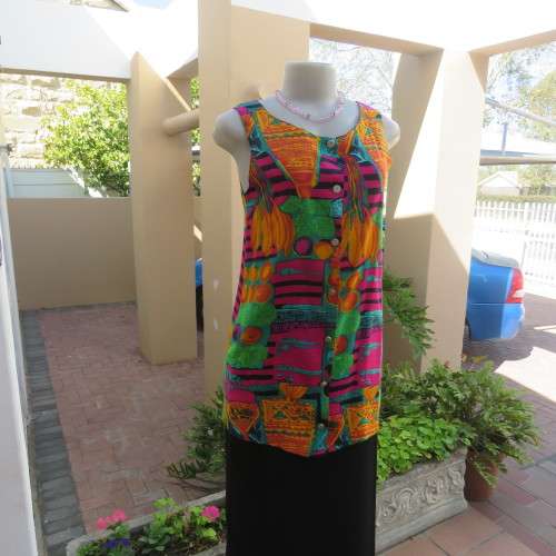 Cheerful long sleeveless button down top made by owner in viscose fabric. Size 32/8.Good cond.