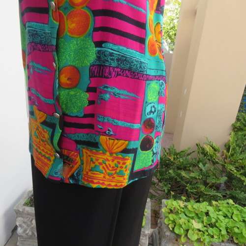 Cheerful long sleeveless button down top made by owner in viscose fabric. Size 32/8.Good cond.