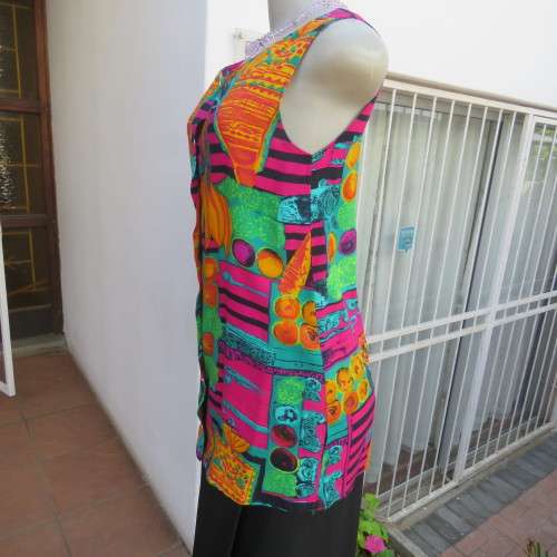 Cheerful long sleeveless button down top made by owner in viscose fabric. Size 32/8.Good cond.