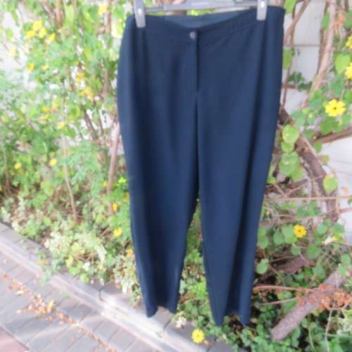 Smart navy DONNA CLAIRE pants in 100% polyester. Size 44/20. Tapered legs. Good condition.