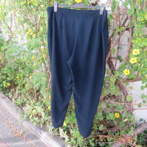 Smart navy DONNA CLAIRE pants in 100% polyester. Size 44/20. Tapered legs. Good condition.