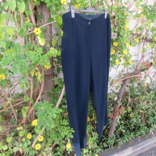Smart navy DONNA CLAIRE pants in 100% polyester. Size 44/20. Tapered legs. Good condition.