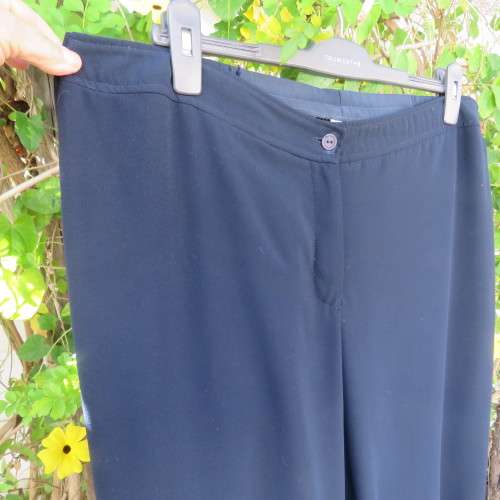 Smart navy DONNA CLAIRE pants in 100% polyester. Size 44/20. Tapered legs. Good condition.