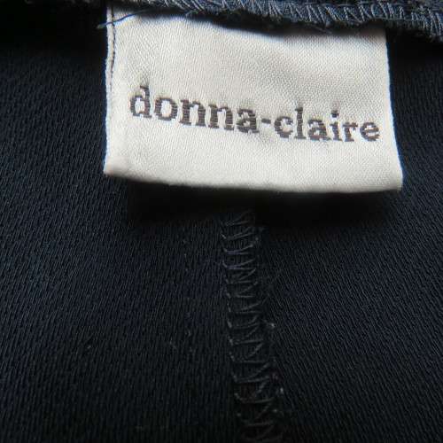 Smart navy DONNA CLAIRE pants in 100% polyester. Size 44/20. Tapered legs. Good condition.