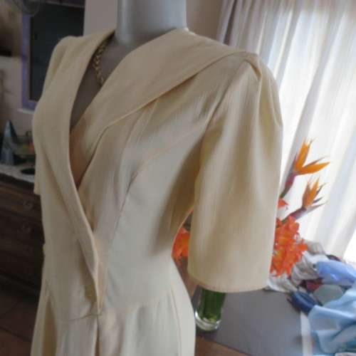 Fabulous corn colour dress with double breast fold over top. Pleated bottom. Size 36/12.Good cond.