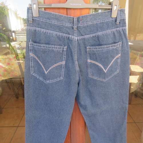 Men`s blue denim jeans in size 36/92cm by NETWORK. Pockets galore. Polycotton fabric. 69cm inner leg