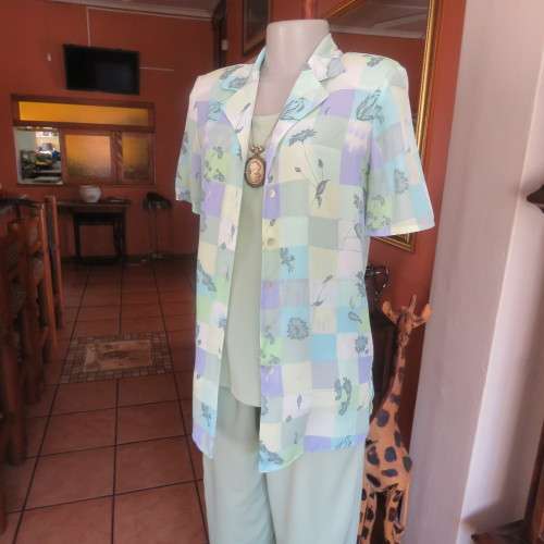 Beautiful colour blocked button down top in soft shades of green,lilac and yellow. Size 32/8/ As new