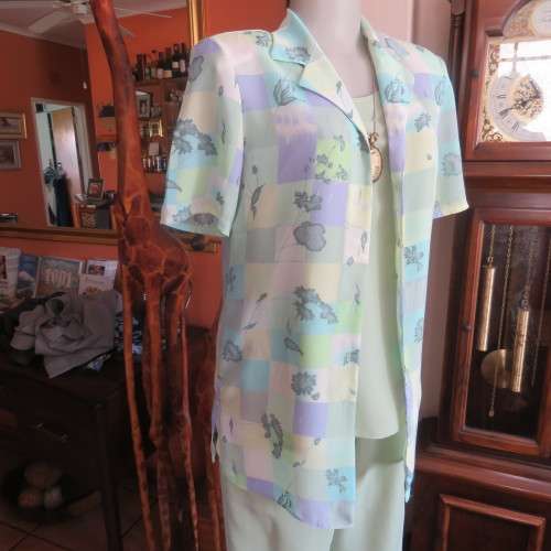 Beautiful colour blocked button down top in soft shades of green,lilac and yellow. Size 32/8/ As new
