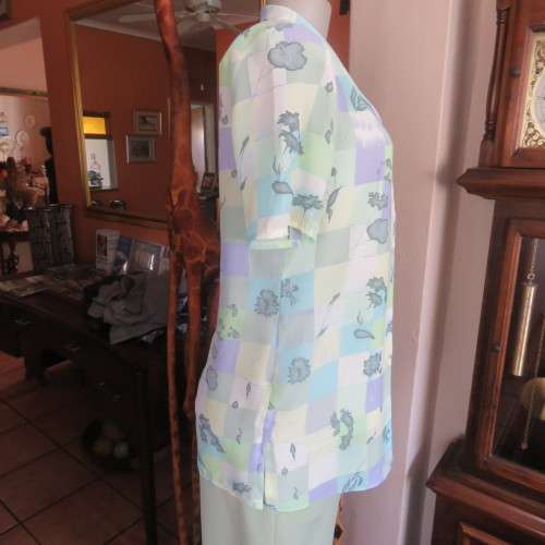 Beautiful colour blocked button down top in soft shades of green,lilac and yellow. Size 32/8/ As new