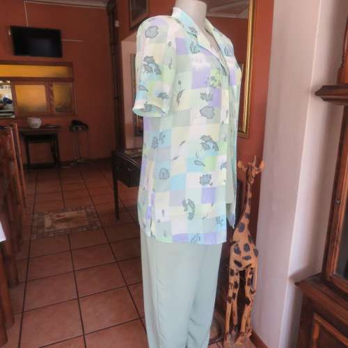 Beautiful colour blocked button down top in soft shades of green,lilac and yellow. Size 32/8/ As new