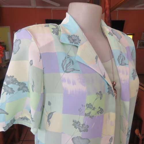 Beautiful colour blocked button down top in soft shades of green,lilac and yellow. Size 32/8/ As new