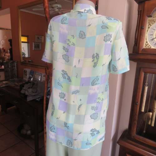 Beautiful colour blocked button down top in soft shades of green,lilac and yellow. Size 32/8/ As new