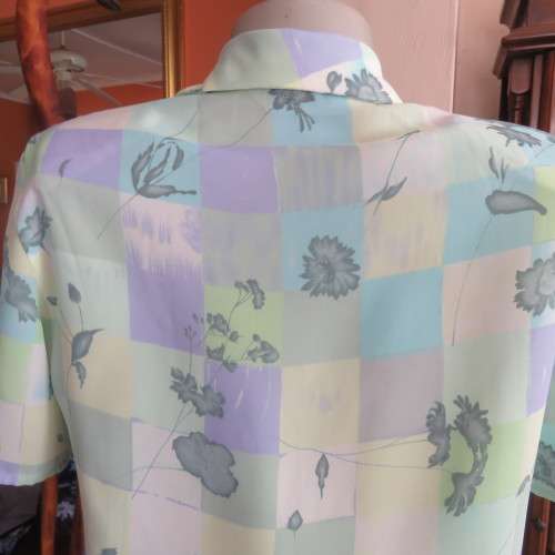 Beautiful colour blocked button down top in soft shades of green,lilac and yellow. Size 32/8/ As new