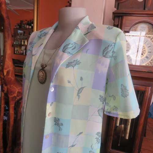 Beautiful colour blocked button down top in soft shades of green,lilac and yellow. Size 32/8/ As new