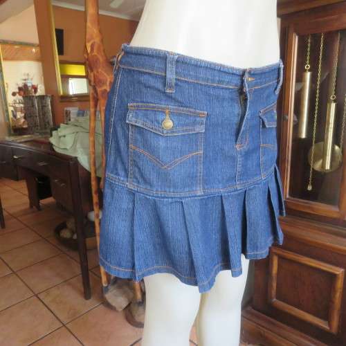 Seriously sexy short denim skirt by EDGE in size 36/12. In stretch polycotton. Zip and 2 pockets.