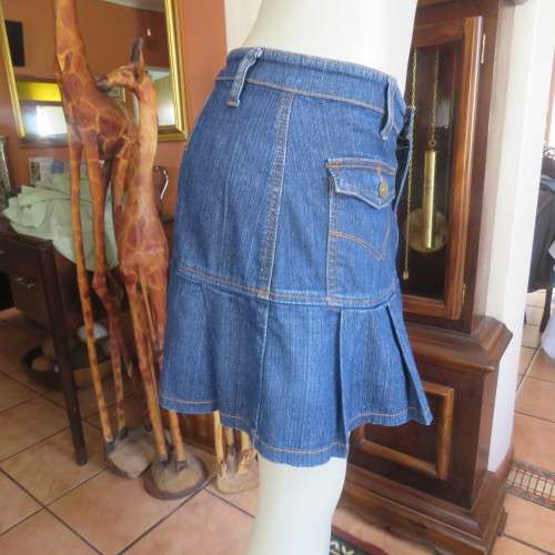 Seriously sexy short denim skirt by EDGE in size 36/12. In stretch polycotton. Zip and 2 pockets.