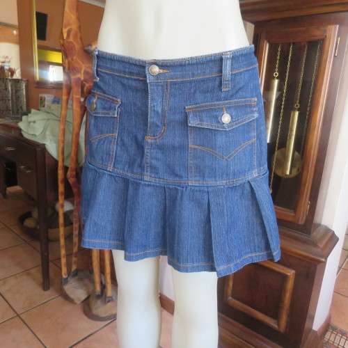 Seriously sexy short denim skirt by EDGE in size 36/12. In stretch polycotton. Zip and 2 pockets.