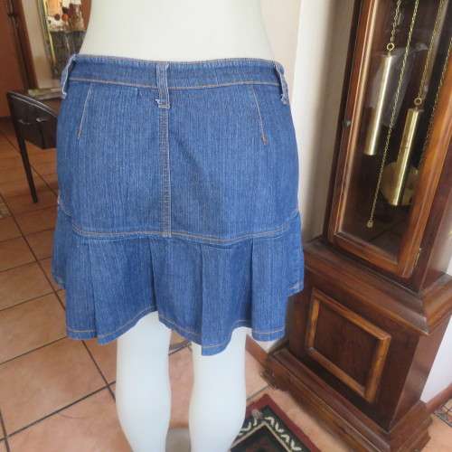Seriously sexy short denim skirt by EDGE in size 36/12. In stretch polycotton. Zip and 2 pockets.