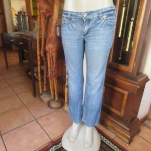 Ultra sexy low rise LEGIT blue denim jeans in size 32/8. Pockets back and front.Skinny straight leg