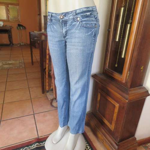 Ultra sexy low rise LEGIT blue denim jeans in size 32/8. Pockets back and front.Skinny straight leg