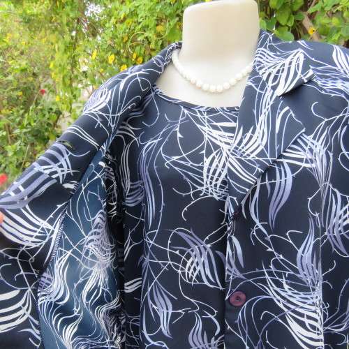 Fabutous 2 piece blouse set in navy with steel blue and white pattern. Size 48/28 by TUNG TAI.As new